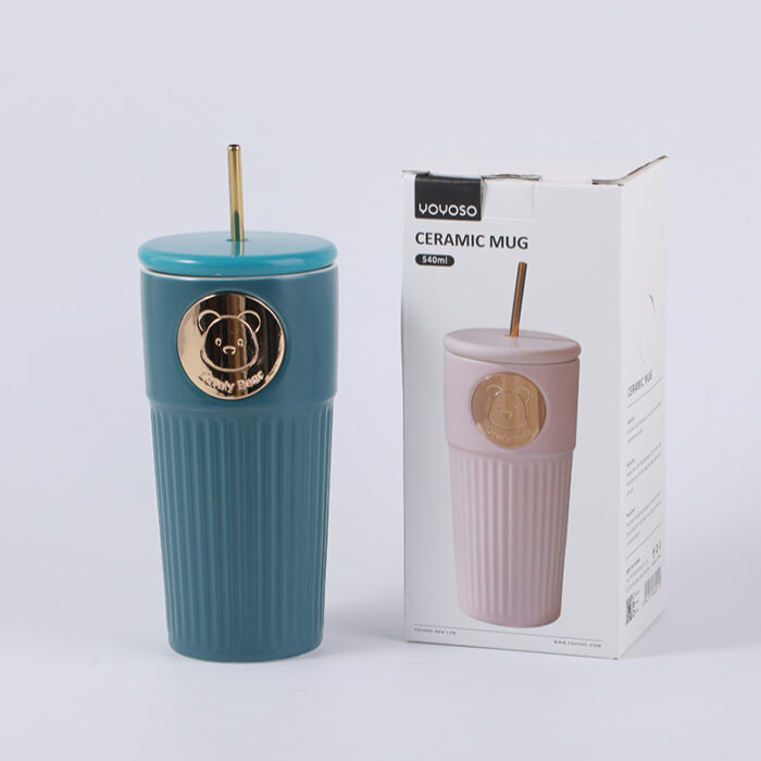 0Y8A9313 Χαριτωμένο κεραμικό ποτήρι με ρίγες με σχέδιο αρκούδα και καλαμάκι - 540ml - Image 1