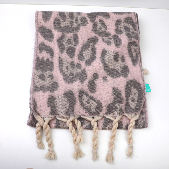 2L3A8130 Γυναικείο Κασκόλ Ζακάρ με Σχέδιο Λεοπάρ και Κρόσσια - Image 1