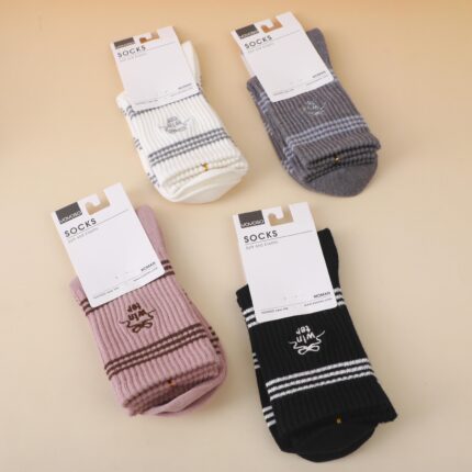 Γυναικείες κάλτσες με κεντημένες ρίγες μέχρι τη μέση της γάμπας