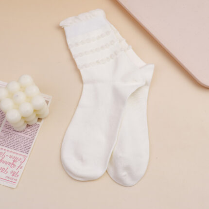 Τρία ζευγάρια γυναικείες κάλτσες μέχρι τη μέση της γάμπας με λευκά κυματιστά σχέδια